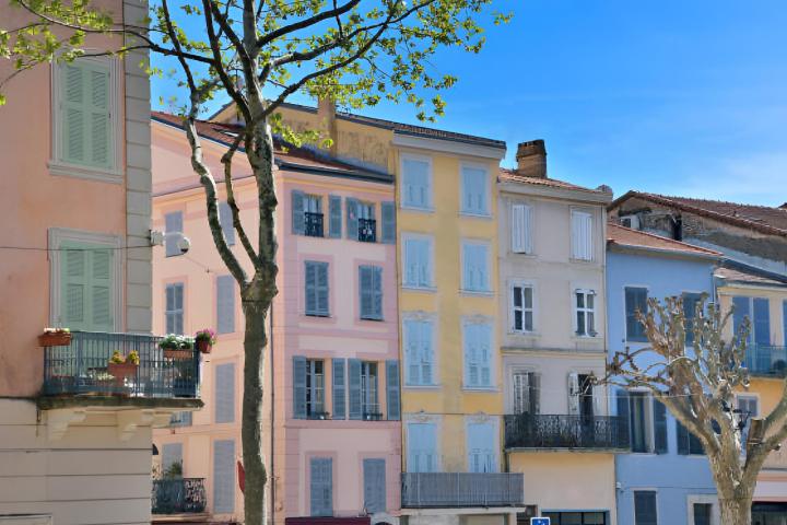Las coloridas fachadas de la Place Isnard en Vallauris, Francia.