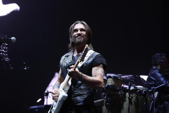 El cantante colombiano Juanes, durante su concierto en el Movistar Arena, este domingo en Madrid.