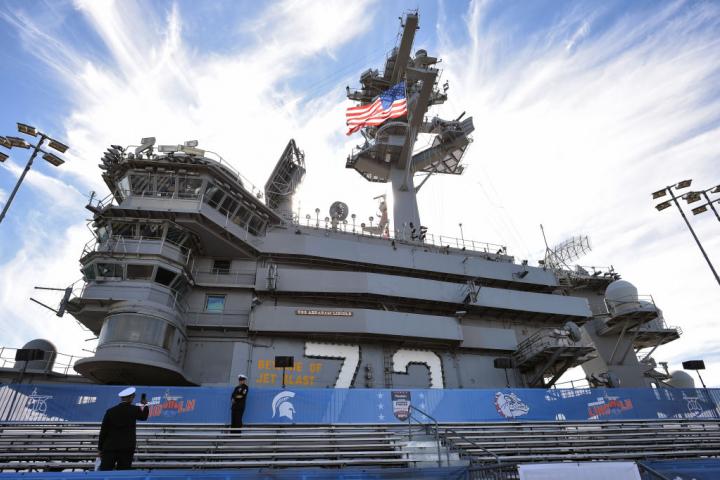 El portaaviones USS Abraham Lincoln (CVN-72), fotografiado el 11 de noviembre de 2022 en la Estación Aérea Naval de North Island en San Diego, California.