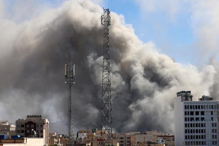 Humo en Teherán (Irán) el 1 de marzo de 2026.