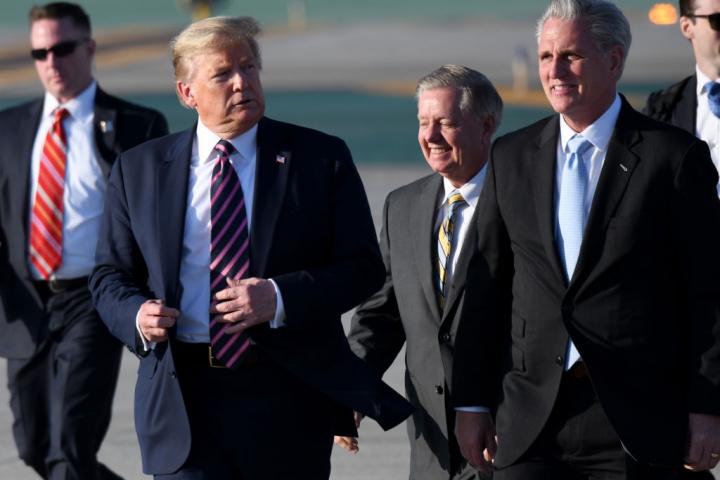 Lindsey Graham (en el centro), junto a Donald Trump en 2020