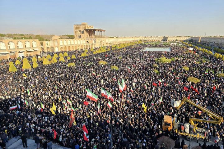 Manifestación de luto este domingo en la plaza del Imán de la ciudad de Isfahán (Irán).