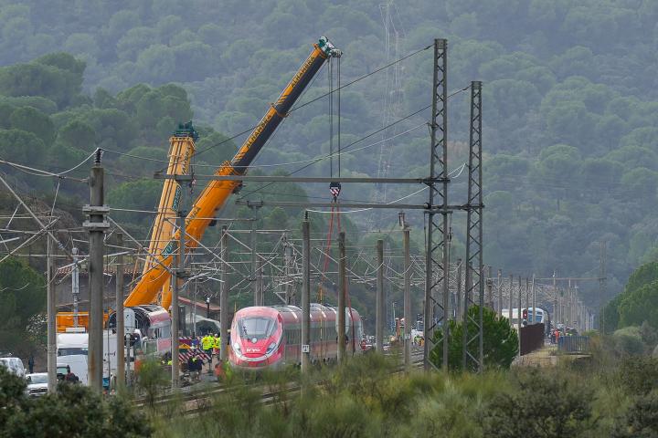 Maquinaria pesada, retirando restos del accidente ferroviario de Adamuz (Córdoba, Andalucía); en una imagen de archivo.