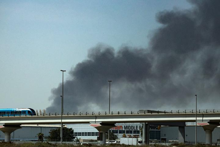Imagen del puerto de Jebel Ali, en Dubái, después de que uno de los atracaderos se incendiara debido a los restos de un misil iraní que acabó siendo interceptado.
