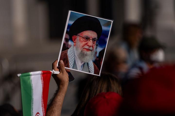 Un manifestante con un retrato del líder supremo de Irán, el ayatolá Alí Jamenei, durante una protesta contra los ataques de EEUU e Israel, el 28 de febrero de 2026 en Los Ángeles, California.