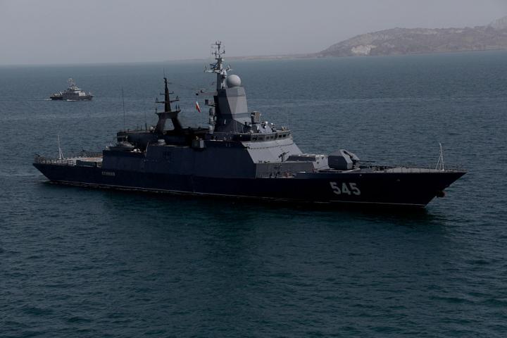 Una embarcación militar vigila el estrecho de Ormuz hace semanas en unas maniobras de Irán y Rusia