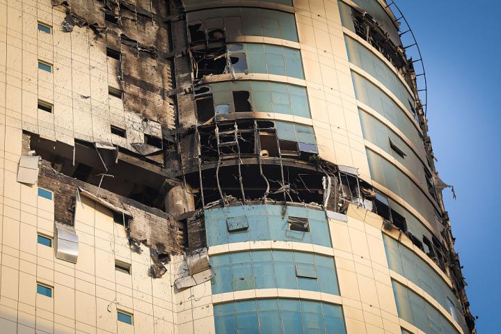 Daños causados ​​por el ataque de un dron kamikaze iraní contra en edificios de Manama, (Bahréin), el 1 de marzo de 2026.