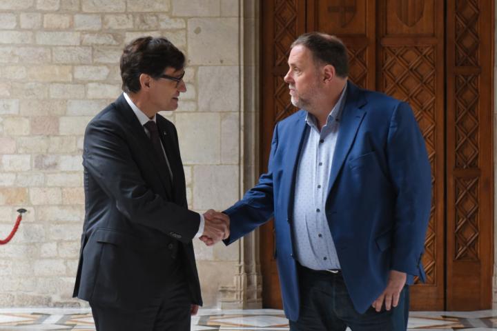 El presidente de la Generalitat, Salvador Illa, y el líder de Esquerra Republicana de Catalunya (ERC), Oriol Junqueras; en una imagen de archivo.