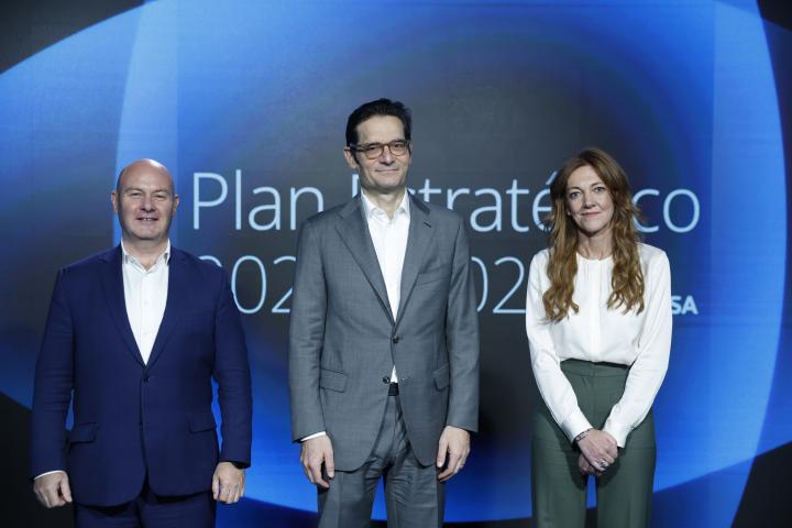 El presidente de PRISA, Joseph Oughurlian (centro), la CEO de PRISA Media y vicepresidenta, Pilar Gil, y el CEO de Santillana, Alberto Polanco, en la presentación del plan estratégico.