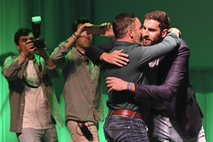 El presidente nacional de Vox, Santiago Abascal, y el presidente provincial de la formación en Murcia, José Ángel Antelo, fundiéndose en un abrazo, en una imagen de archivo.