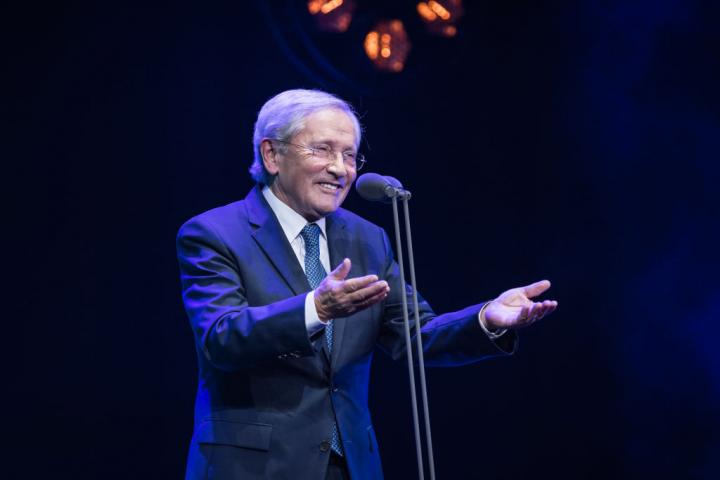 Fernando Ónega recogiendo el Premio Ondas en 2021.