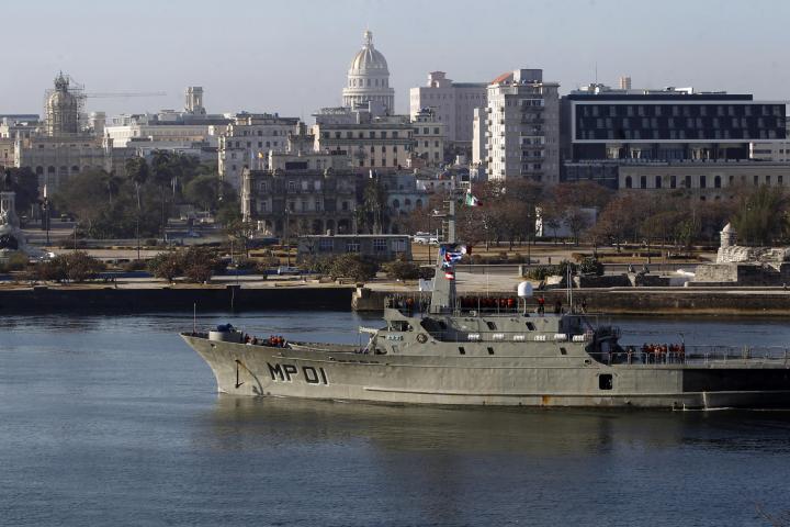 Fotografía de uno de los barcos de la Armada mexicana que transporta ayuda humanitaria a su llegada a La Habana