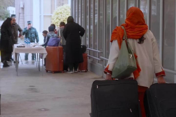 Grupos de iraníes, en la frontera con Azerbaiyán, el 2 de marzo de 2026, en la ciudad de Astara.