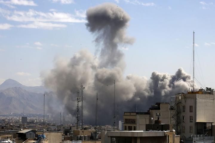 Humo en Irán tras el impacto de un misil lanzado por EEUU e Israel en su ofensiva conjunta