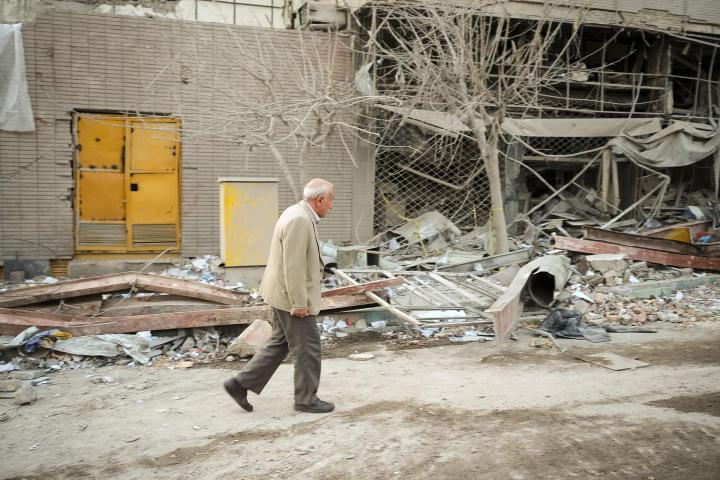 Un hombre camina este lunes entre las ruinas de un edificio bombardeado en la noche del 26 de marzo en Teherán
