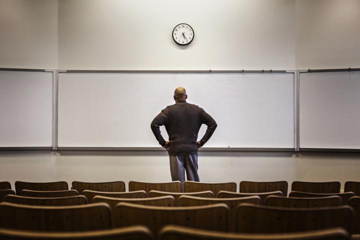 Un profesor en una clase vacía, en una imagen de archivo
