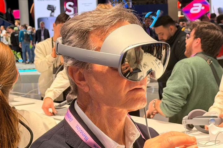 Un usuario prueba las gafas Galaxy XR de Samsung, el 3 de marzo de 2026, en el Mobile World Congress (MWC Barcelona).