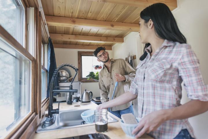 Una pareja joven, en la cocina