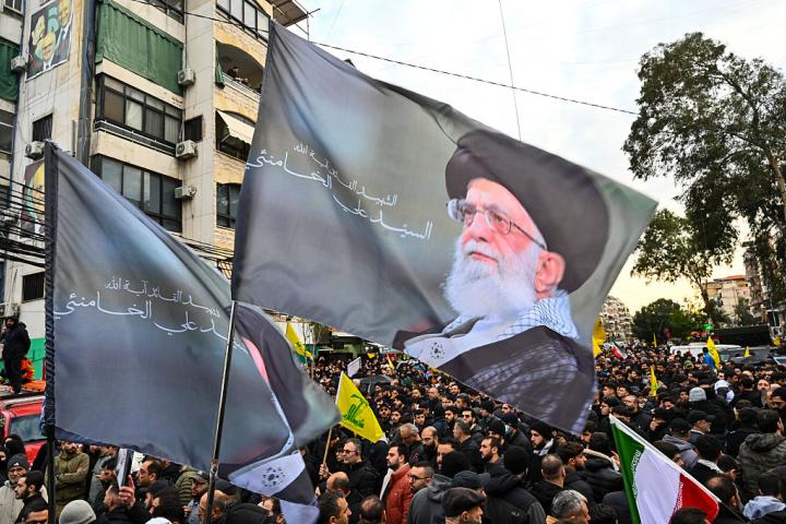 Vigilia por Ali Jamenei, asesinado por EEUU e Israel, el 1 de marzo de 2026, en la Plaza Ashura de Beirut (Lïbano).