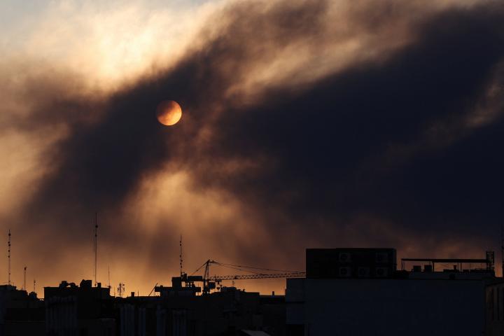El humo se eleva sobre los edificios de Teherán, capital de Irán, tras una explosión, el 3 de marzo de 2026, en mitad de los ataques de Israel y EEUU.