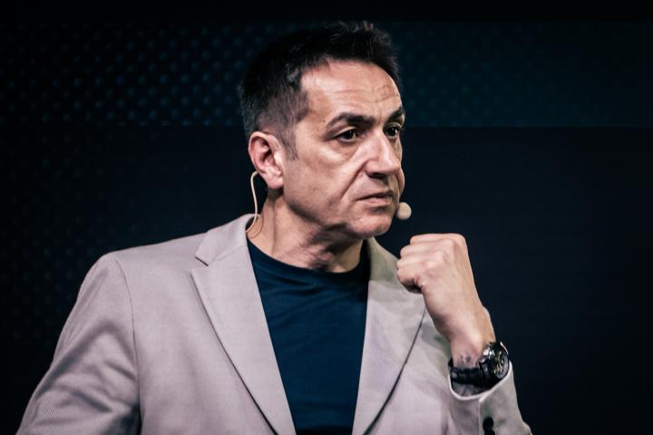 El portavoz adjunto de Más Madrid en la Asamblea madrileña, Emilio Delgado, durante el acto de presentación de la iniciativa para crear la alianza electoral entre las fuerzas de izquierda, junto a Gabriel Rufián.