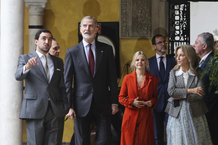 El rey Felipe VI junto a Eugenia Martínez de Irujo, la hija pequeña de la duquesa de Alba, durante la inauguración de 'Cayetana. Una vida en Dueñas' en Sevilla.