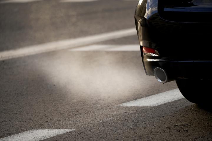 Humo saliendo del tubo de escape de un coche