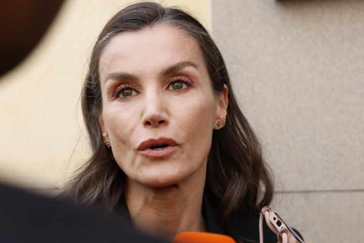La reina Letizia en la capilla ardiente de Fernando Ónega.