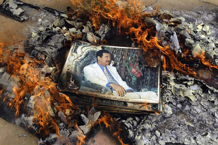 Marines estadounidenses destruyen una imagen de Saddam Hussein, el 7 de abril de 2003, en Qal'at Sukkar (Irak), durante la invasión del país.