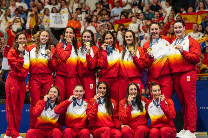 Paula Leitón (arriba a la derecha) posa con sus compañeras mientras celebran el oro olímpico de París.