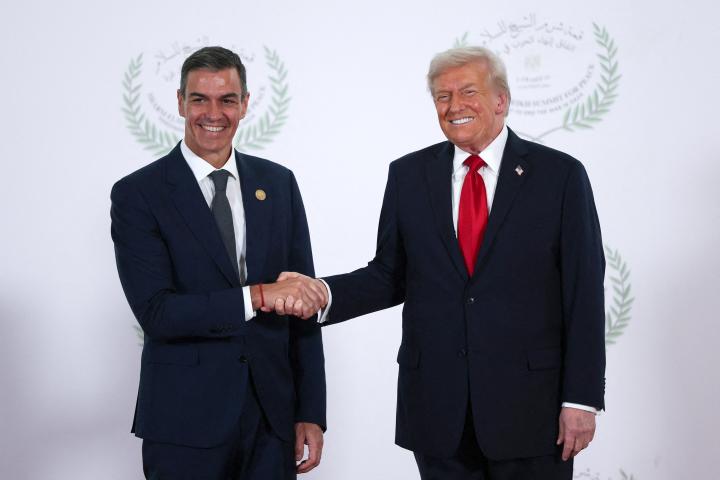 Pedro Sánchez saludando a Donald Trump.