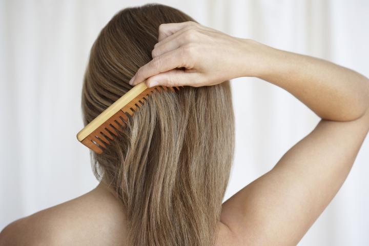 Una mujer cepillándose el pelo