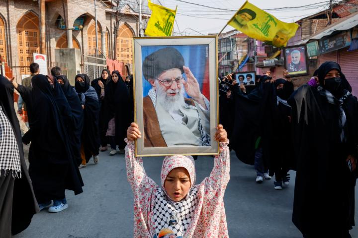 Una niña chiíta sostiene una foto del líder supremo de Irán, el ayatolá Ali Khamenei, tras su asesinato, en la ciudad de Magam, en la Cachemira india, el 4 de marzo de 2026. REUTERS/Sharafat Ali