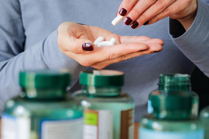 Una persona tomando suplementos de magnesio