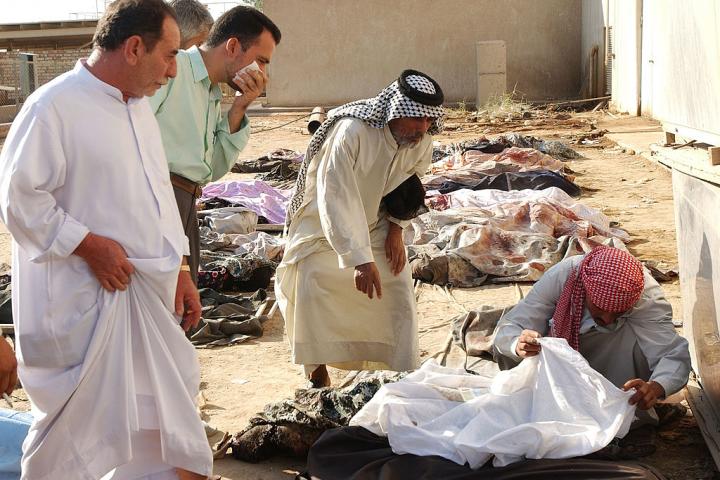 Unos iraquíes visitan la morgue del Hospital Universitario de Najaf para identificar y reclamar a las víctimas de un atentado con coche bomba, el 30 de agosto de 2003.