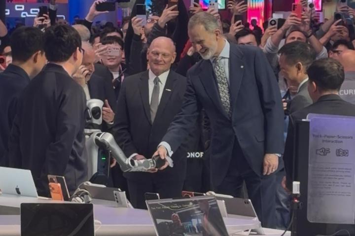 El saludo de Felipe VI al robot humanoide de Honor.
