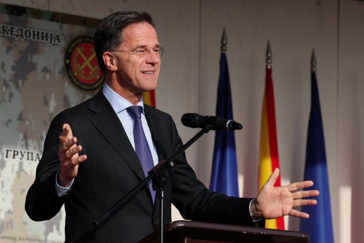 El secretario general de la OTAN, Mark Rutte, habla durante una visita al cuartel Ilinden del ejército de Macedonia del Norte en Skopje, el 3 de marzo de 2026.