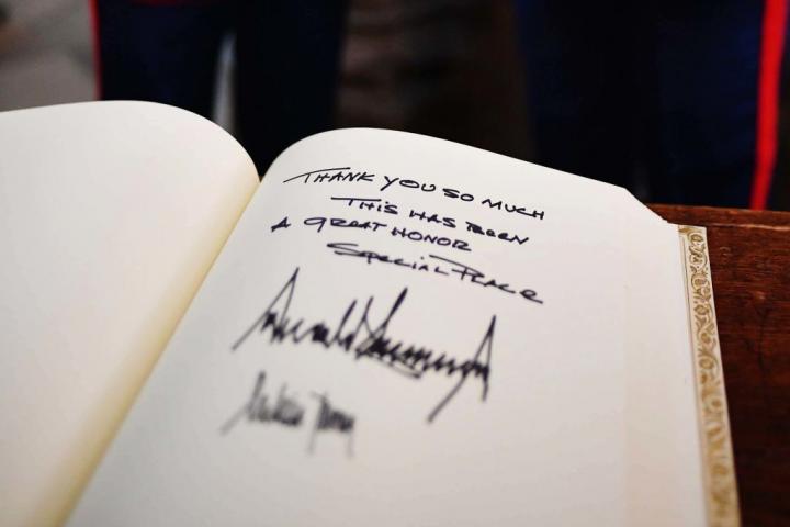 Firma de Donald Trump y de Melania Trump en el libro de honores de la Abadía de Westminster