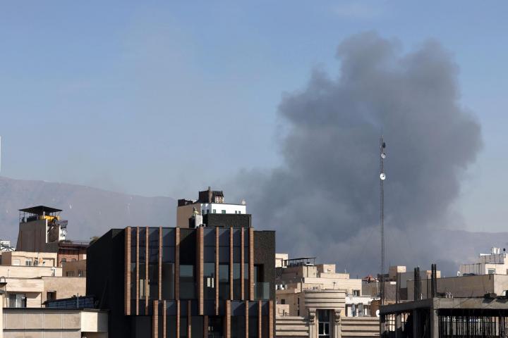 Humo tras un ataque en Teherán, Irán, el 5 de marzo de 2026.