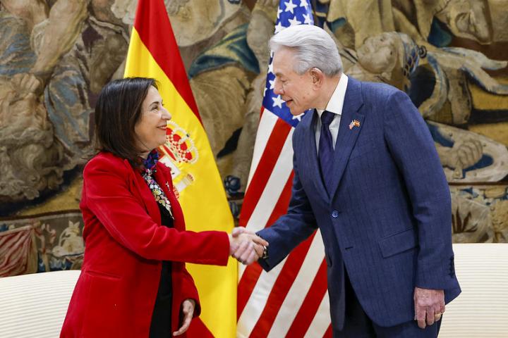 La ministra de Defensa, Margarita Robles, con el embajador de EEUU Benjamín León, este miércoles.