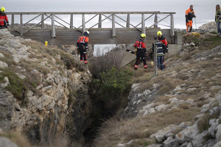 Las labores para tratar de encontrar a la persona desaparecida tras el colapso de una pasarela costera de Santander.