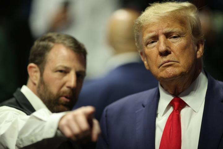 Markwayne Mullin, en un evento deportivo con Trump en 2023