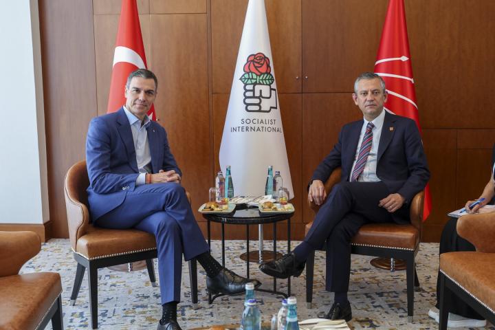 Pedro Sánchez y Özgür Özel.