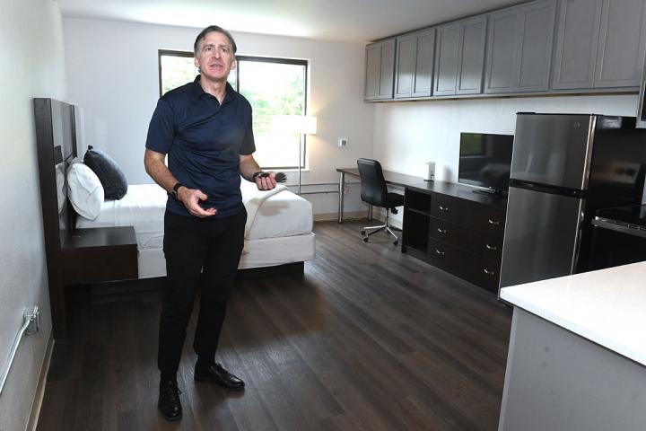 Un hombre enseña su miniapartamento