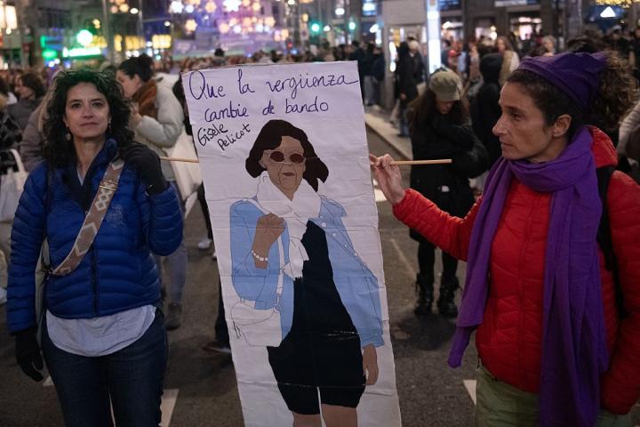 Varias manifestantes con pancartas de Gisèle Pelicot durante una concentración con motivo del Día de la Eliminación de la Violencia contra la Mujer, el 25 de noviembre de 2025, en Madrid.