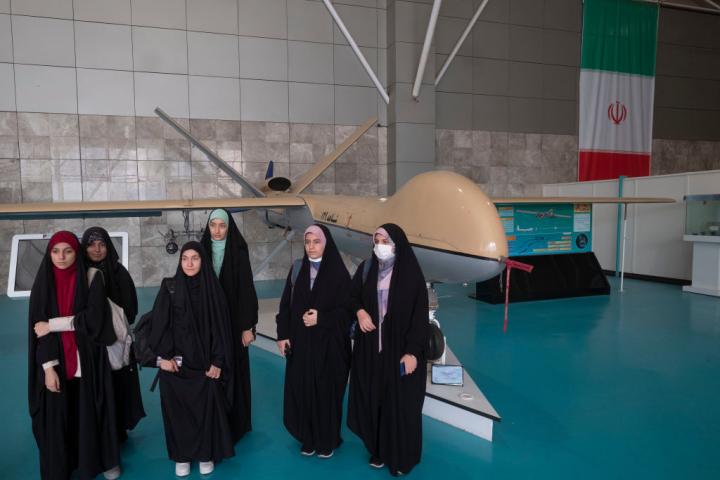 Alumnas iraníes posan para una fotografía con el dron Shahed-129 durante su visita al Parque Aeroespacial de la Guardia Revolucionaria en el oeste de Teherán, el 11 de octubre de 2023.