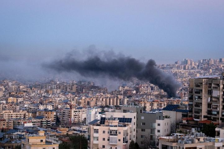 Beirut amanece con columnas de humo tras los bombardeos israelíes que han sacudido el suburbio sur de Dahye durante toda la noche, el 6 de marzo de 2026.