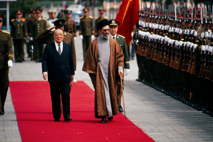 El entonces presidente iraní, Alí ​​Jamenei, y el entonces presidente chino, Yang Shangkun, pasando revista a las tropas en Pekín (China), 11 de mayo de 1989.