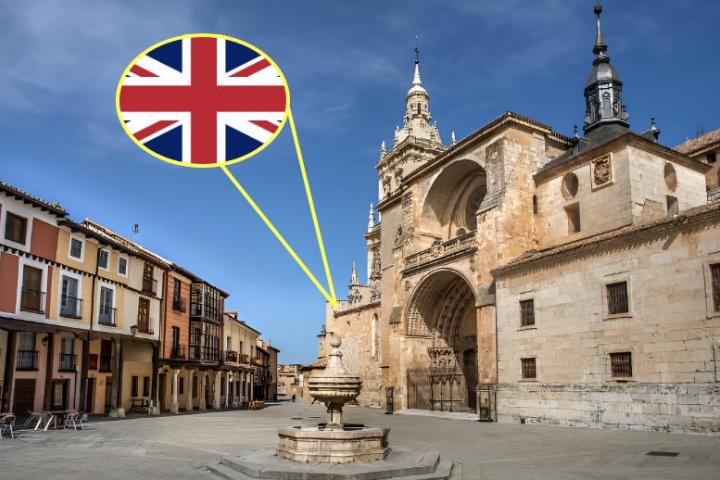 Una imagen de archivo de El Burgo de Osma (Soria) y una bandera de Reino Unido