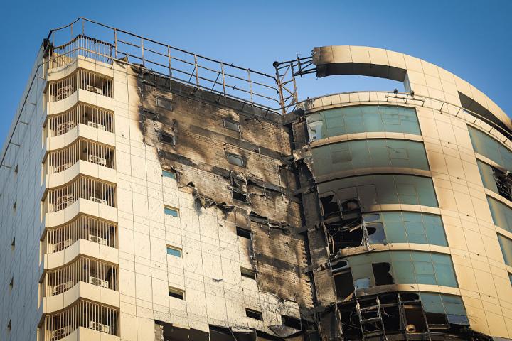 Imagen de los daños causados ​​por el ataque de un dron kamikaze iraní contra varios edificios en Manama, Bahréin, el 1 de marzo de 2026.
